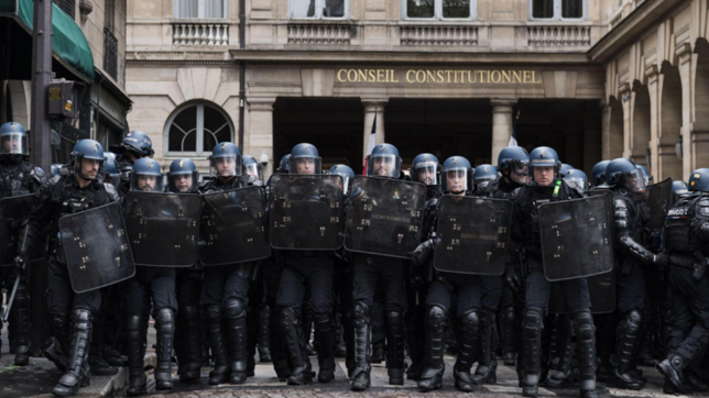 Le 13 avril, des dizaines de policiers sont venu devant le Conseil constitutionnel pour le défendre des manifestants.