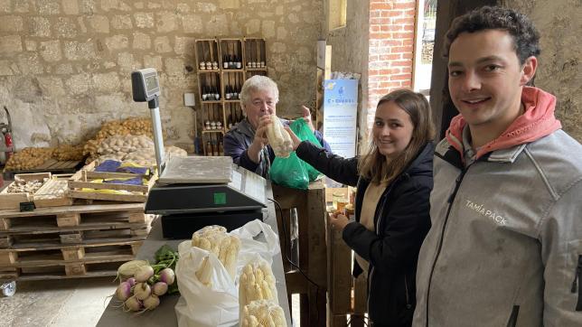 Dans une ancienne étable de la ferme du meunier noir, située en haut de la côte de Vauxrotà Crouy, Justin Delalieu et Flore Delattre viennent d’ouvrir un magasin à la ferme.