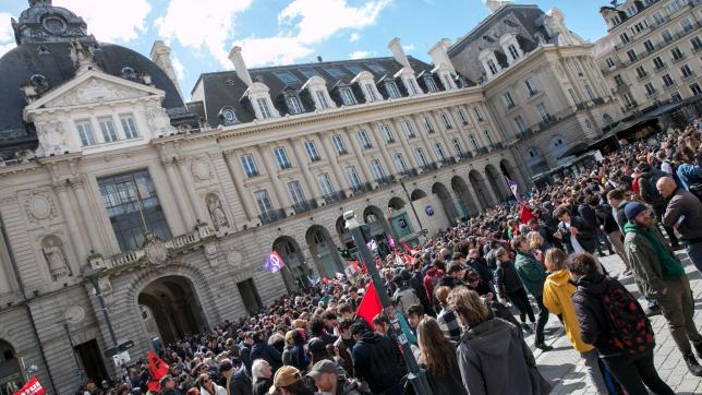 Rassemblement à Rennes le 15 avril 2023 de personnes protestant contre la réforme des retraites.