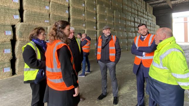 Christophe Besançon (à droite) effectuait une visite d’un des bâtiments de stockage de Francheville, avec notamment des élus régionaux, le 6 avril.