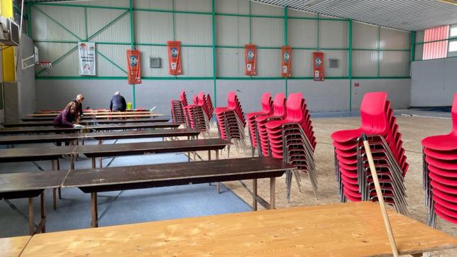 Dans le gymnase de Fère-Champenoise, ce mercredi, les bénévoles s’activent pour que la salle puisse accueillir le public.