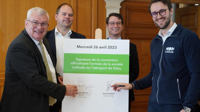 Christian Bruyen, président du conseil départemental de la Marne, et Stanislas Maximin, PDG de Latitude, ont signé, ce mercredi à Châlons-en-Champagneune convention pour l’implantation de l’entreprise à Vatry.