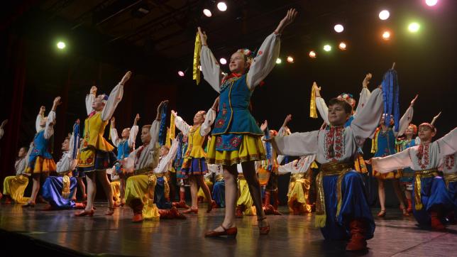Les jeunes danseurs de l’école des Joyeux Petits Souliers, aux couleurs de l’Ukraine, sur les planches de Bar-sur-Aube.  Archives