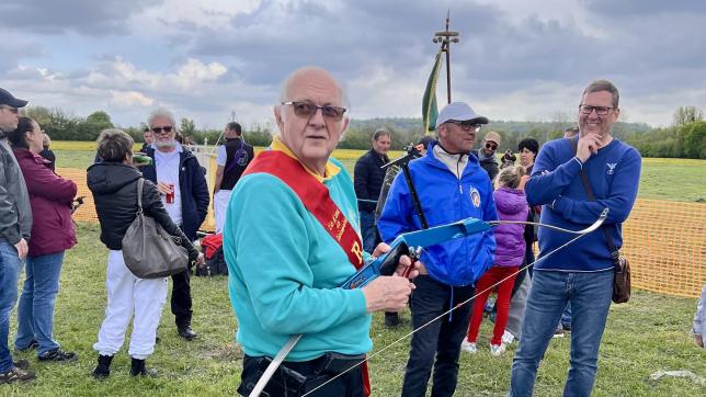 Gabriel Costa, de la compagnie d’arc de Fublaines (77), est devenu le roitelet 2023 à l’âge de 12 ans. Jean-Yves Oudard (de Carlepont), ici en photo,est le nouveau roy, à 69 ans.