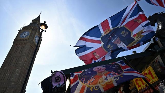 À Londres, l’effigie du roi CharlesIII est partout, sur les drapeaux, les mugs, les guirlandes, les assiettes. On se prépare aux trois jours de festivité.