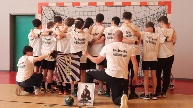 Symboliquement, avant cette rencontre face à Aÿ-Champagne Handball, toute l’équipe des moins de 15 ans arborait un t-shirt floqué des noms de Léonis et Étienne. Étienne évoluait en moins de 15 ans, et Léonis en moins de 18 ans.
