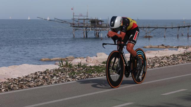 Tunique de champion de Belgique du «chrono» sur le dos, Remco Evenepoel a régné sur le parcours rectiligne de 19,6 km tracé sur une piste cyclable coincée entre une voie ferrée abandonnée et les plages de l’Adriatique.