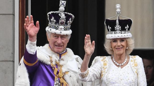 Couronnés, le roi Charles III et la reine Camilla ont salué la foule durant de longues minutes depuis le balcon de Buckingham Palace.