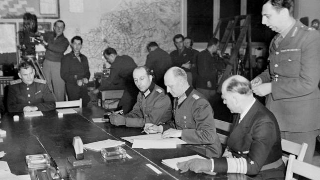 Le général Jodl (3e en partant de la droite), entouré des deux autres représentants allemands, signent la reddition à Reims.