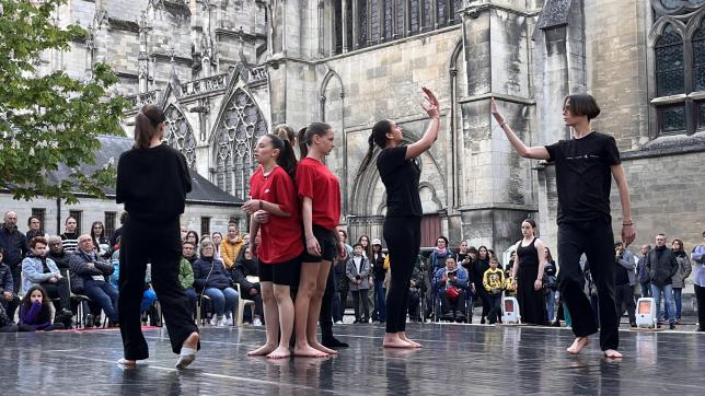 Un public nombreux a assisté au spectacle de danse des élèvesdu lycée professionnel Édouard Herriot dans la cour du Musée d’art moderne.