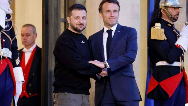 Les présidents ukrainien et français se sont retrouvés à l’Élysée pour un dîner de travail et pour évoquer «les besoins urgents de l’Ukraine, sur les plans militaire et humanitaire», selon la présidence française.
