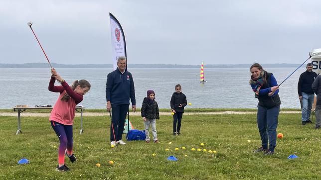 Les familles ont pu tester différentes activités au bord du lac, comme le golf.
