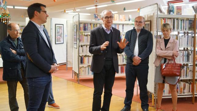 Michel Girost (au centre), le président de l’Institut mondial d’art de la Jeunesse (l’Imaj), aux côtés de Laurent Sibois (à gauche), le maire de Brienne-le-Château.