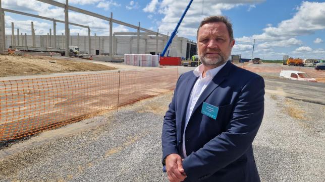 Damien Defforey, PDG de Stokomani, devant le nouvel entrepôt de l’enseigne à Verneuil-en-Halatte en cours de construction.