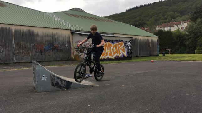 Encore fréquenté par de rares enfants et adolescents, le skate parc va laisser place à un équipement bosselé flambant neuf.