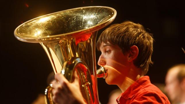 Avec son tuba, le jeune Justin Olivier a donné du souffle au premier mouvement de la Symphonie du Nouveau monde d’Antonin Dvorak.