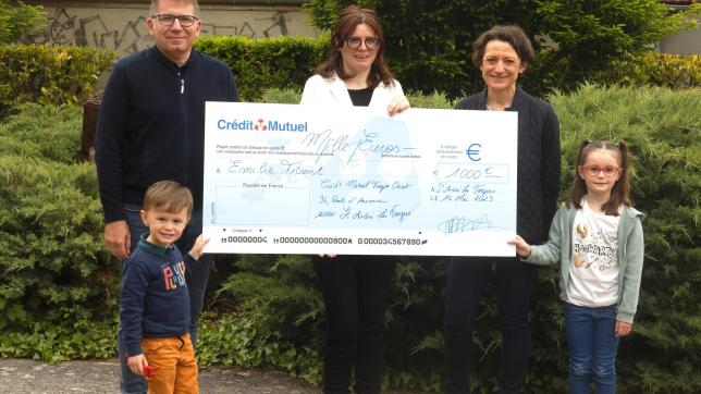 Émilie est venue avec ses enfants, Lana et Celianpour recevoir son prix des mains de Jérôme Zanchi, directeur du Crédit Mutuel de Troyes-Ouest.