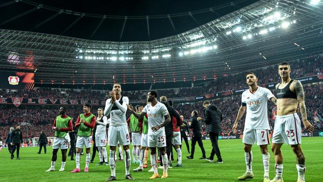 La joie des joueurs de l’AS Rome après leur qualification pour la finale obtenue sur le terrain du Bayer Leverkusen.