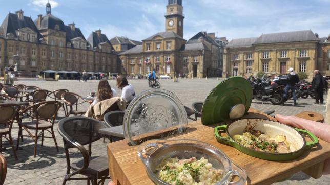 Un seul restaurant de la place Ducale proposait cette semaine de la salade au lard à la carte.