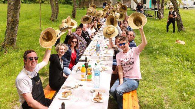 Plus de 75 personnes étaients réunies pour lerepas célébrantles 70 ans de la route du Champagne.