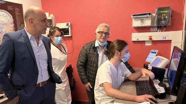 Le dr Moukhlès Almhana, chef du pôle imagerie au CHT (à gauche) et le dr Marc Azancot (debout à droite), radiologue du Parvis de la Gare, dans la salle de lecture des examens IRM de l’hôpital.