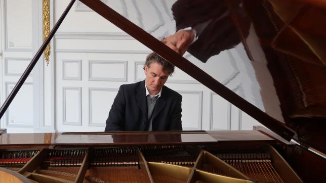 Pour s’être déjà produit dans les salons de l’hôtel de ville de Rethel, Jérome Szcuzr connaît son grand piano de marque, aussi unique que le sera son récital ce samedi.
