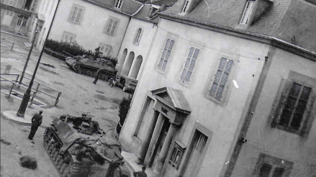 La photo a été prise par Yves Gagnère, alors caché au premier étage du café du Commerce pour ne pas se faire voir des Allemands : le 30 août 1944, les troupes allemandes en fuite quittaient les rues de Bar-sur-Aube.