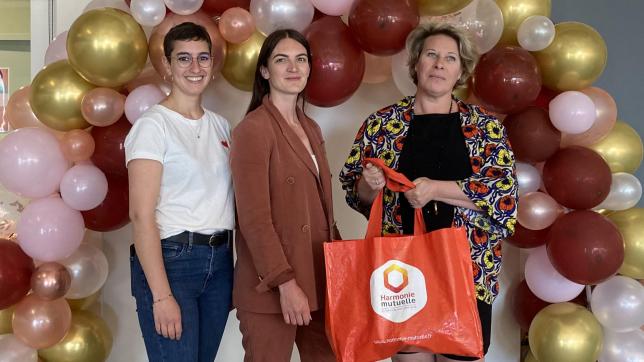 Manon et Inès (à gauche) de l’association Coallia, ont organisé, mercredi, une journée de sensibilisation à la précarité menstruelle.