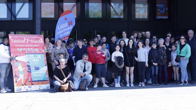 Les jeunes réalisateurs et leurs soutiens lors de la remise des prix du 25e Festival 1re Marche au CGR de Troyes.