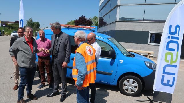 Les clés de la voiture ont été remises officiellement par le directeur Yves Delaby aux bénévoles.