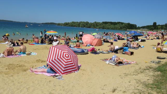 Ils sont sorti la crème solaire, les parasols et ils profitent de se premier week-end chaud et ensoleillé pour peaufiner leur bronzage ou jouer sur la plage de Mesnil-Saint-Père.