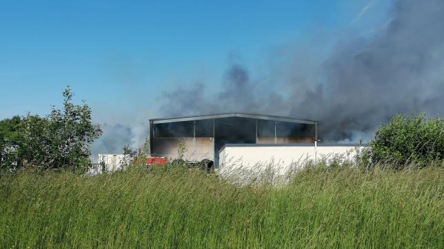 Le feu a également pris dans le hangar