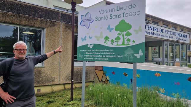 Laurent Saviard, infirmier tabacologue, présente le nouveau panneau d’information installé devant le centre de psychothérapie du centre hospitalier de Saint-Quentin.