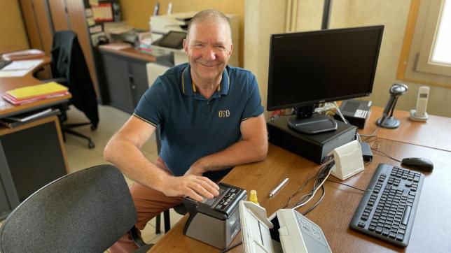 Jean-Pierre Colpin, le maire de Sommesous depuis 2020, ici, les mains sur le dispositif de recueil qui prend les empreintes. Un bureau dédié a été aménagé.