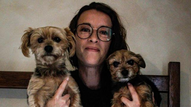 Angélique, Schiess, présidente de l’association de protection animale, Eden et Compagnie avec ses deux chiens  : Jarvis et Jade.