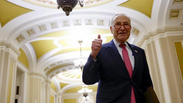 Le sénateur républicain Chuck Schumer lève le pouce en sigen de victoire après l’accord sur le plafond de la dette.