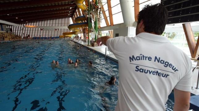 Dans le nord des Ardennes, les piscines font pour l’instant le plein de maîtres-nageurs pour cet été.