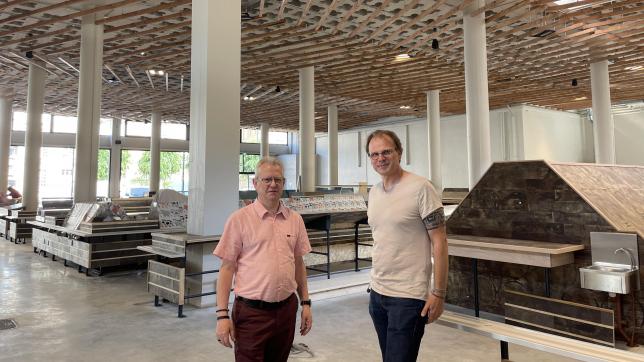 Le maire Didier Herbillon et l’architecte Frédéric Denisart, d’Atelier Matières d’Architecture dans la halle du marché couvert.