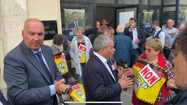 Alain Crémon et Xavier Bertrand face à des opposants à Rockwool en juin 2022, lors de la campagne des législatives.