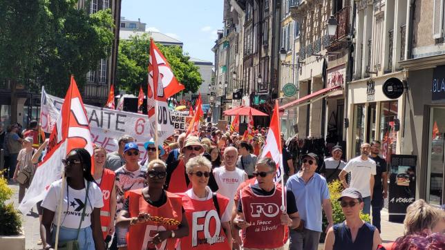 La manifestations est partie, à Troyes. Le cortège se dirige rue Émile-Zola.