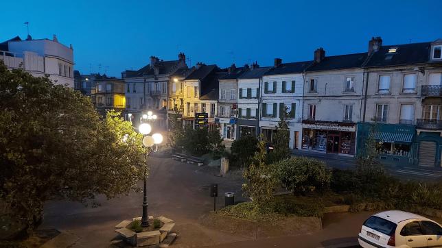 Cet été, les lumières des rues de Soissons resteront allumées jusqu’à 1 heure du matin. À l’inverse, certaines communes voisines, bien plus petites, resteront dans le noir pour renforcer leurs économies.