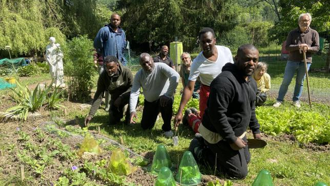 Ces demandeurs d’asile découvrent la culture française en s’initiant à la permaculture.