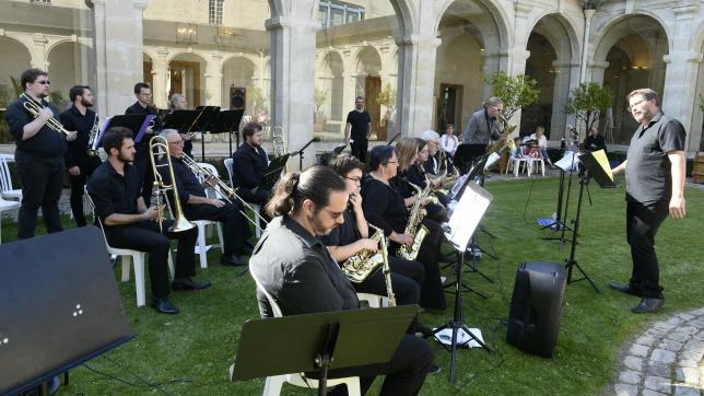 Le cloître de style classique partagé par la Préfecture et le Conseil départemental accueillera de nouveau des concerts.