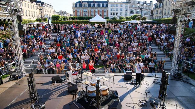 La fête de la musique en centre-ville permet de profiter de plusieurs concerts dans des endroits différents.