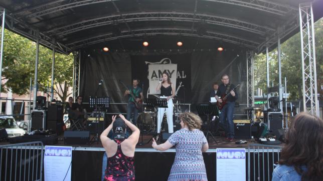 Archives. Sur la scène de la place Hugues Plomb, le groupe de grunge Amy on the Rock’s faisait danser son public.