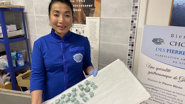 Quan Le, ici dans son laboratoire chez elle, fabrique des «pierres bleues de Givet» depuis 2011.
