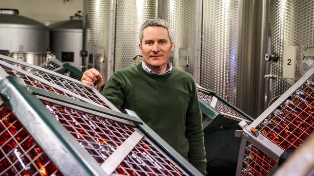 Jérôme Groslambert au milieu de la cuverie et des cages Champarex, dans lesquelles il remue chaque jour le vin, manuellement.