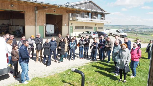 Les élus régionaux ont visité le site expérimental de Plumecoq, à Chouilly pour mieux comprendre les besoins de la filière.