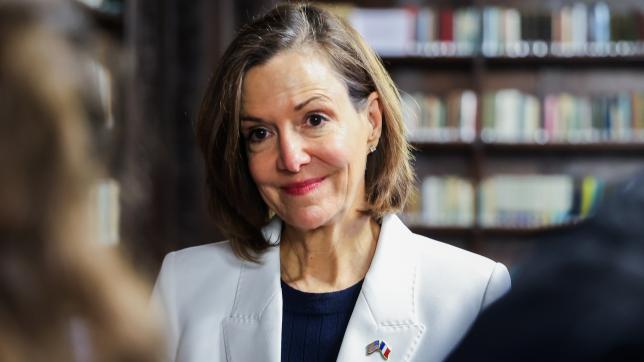 Denise Bauer, ambassadrice des États-Unis en France depuis 2022, lors de sa visite au campus Sciences Po, à Reims.