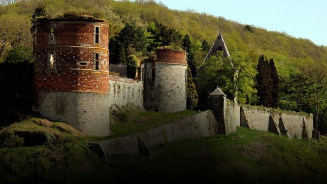 Le château médiéval d’Hierges.